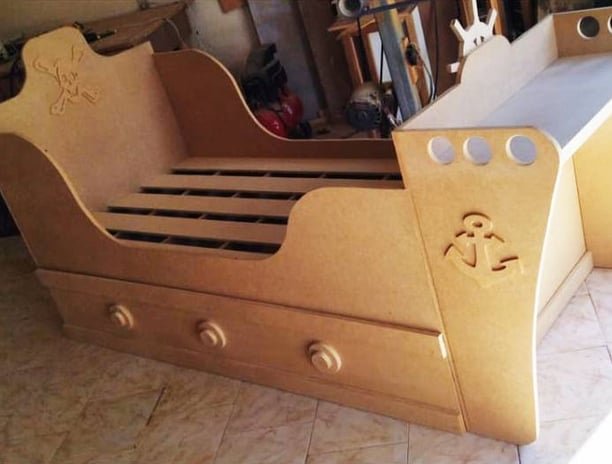 Cama navio pirata personalizada em madeira