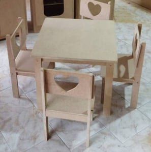 Mesa infantil com design moderno